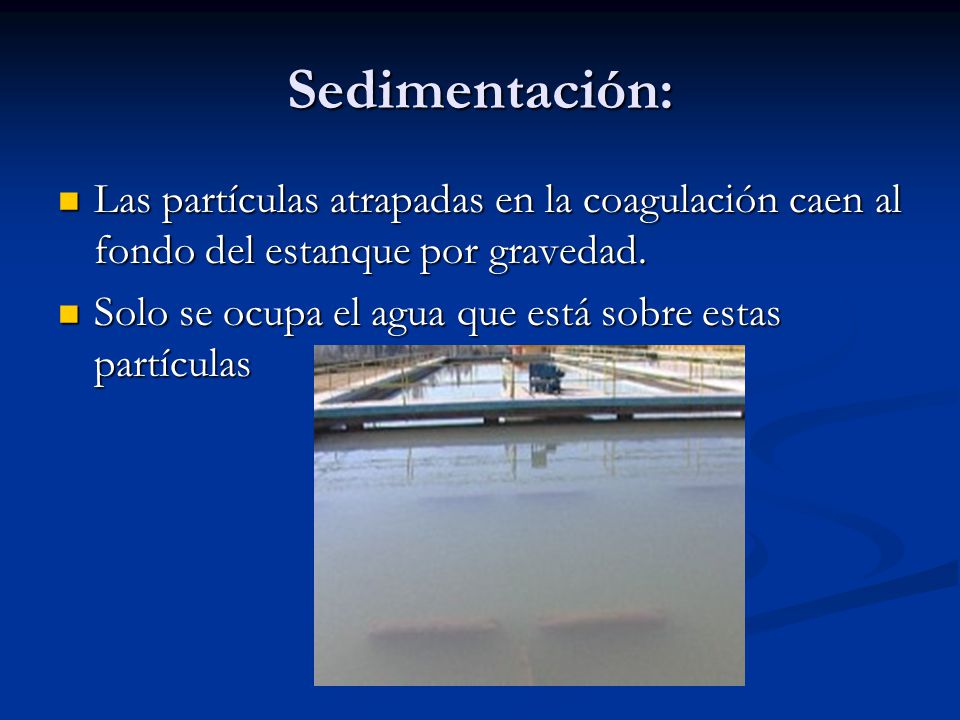Sedimentación: Las partículas atrapadas en la coagulación caen al fondo del estanque por gravedad.