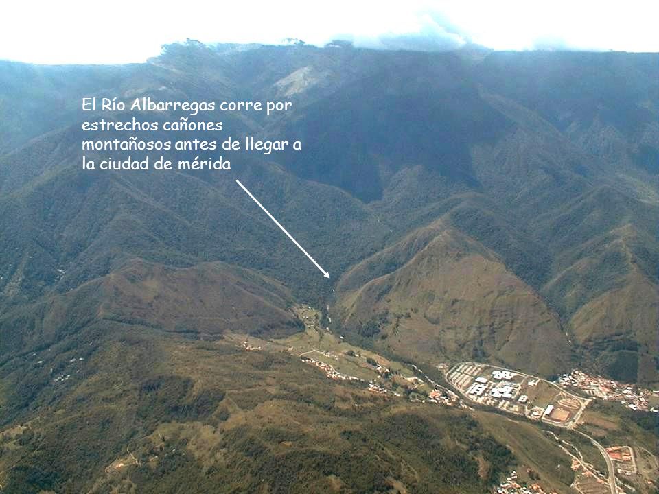 El Río Albarregas corre por estrechos cañones montañosos antes de llegar a la ciudad de mérida