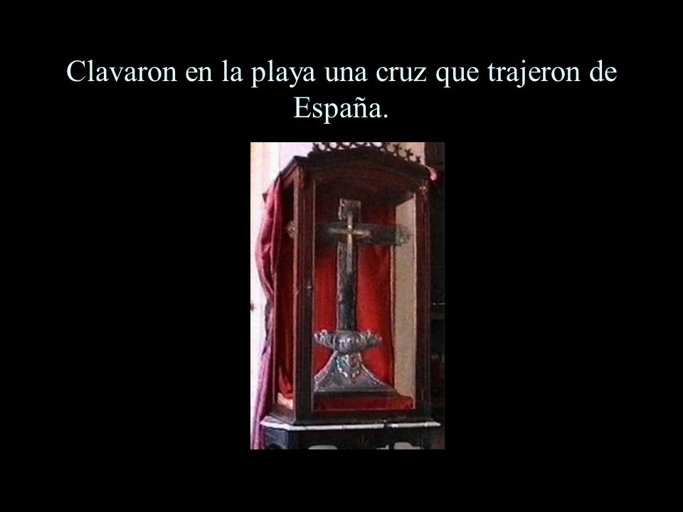 Clavaron en la playa una cruz que trajeron de España.