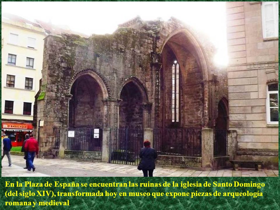 En la Plaza de España se encuentran las ruinas de la iglesia de Santo Domingo (del siglo XIV), transformada hoy en museo que expone piezas de arqueología romana y medieval.
