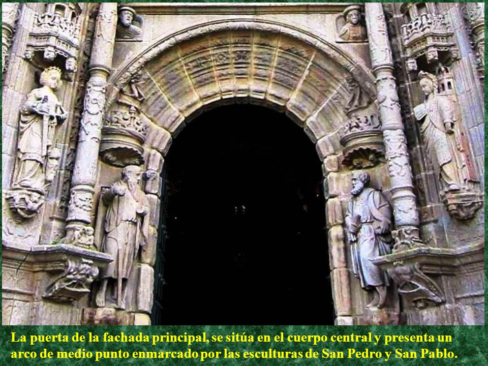 La puerta de la fachada principal, se sitúa en el cuerpo central y presenta un arco de medio punto enmarcado por las esculturas de San Pedro y San Pablo.