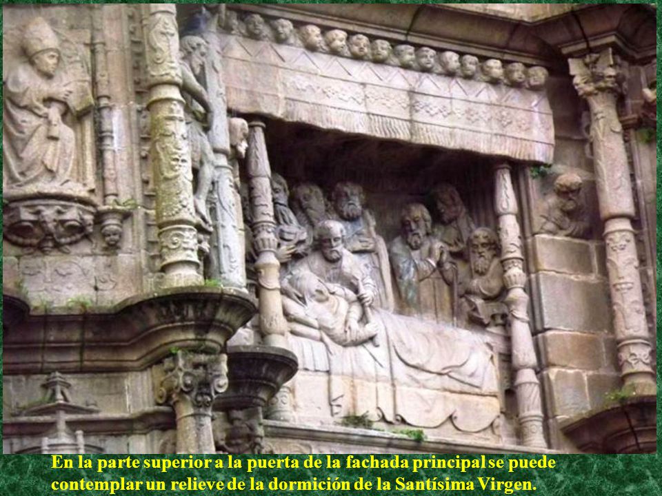 En la parte superior a la puerta de la fachada principal se puede contemplar un relieve de la dormición de la Santísima Virgen.