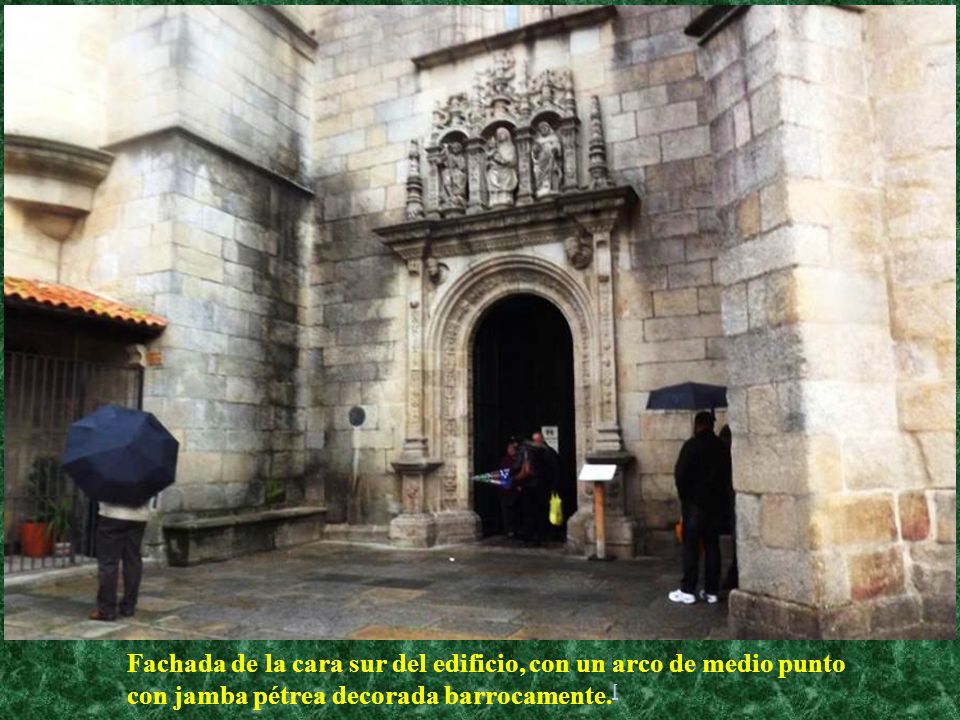 Fachada de la cara sur del edificio, con un arco de medio punto con jamba pétrea decorada barrocamente.[