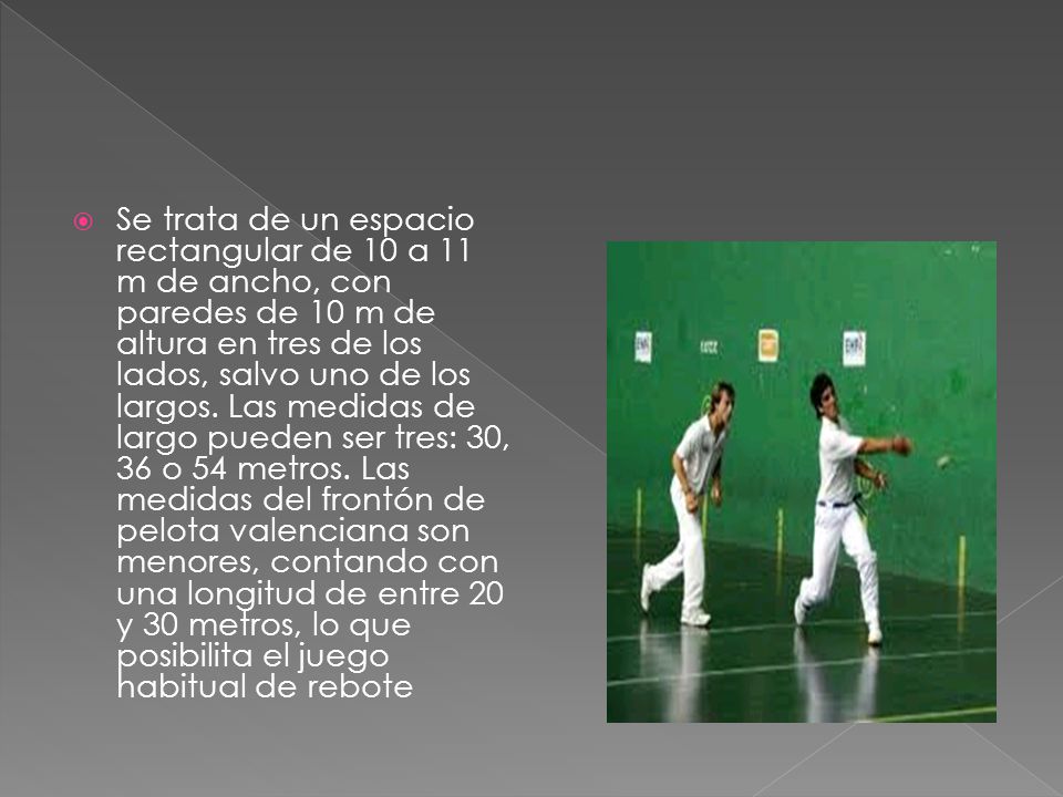 Se trata de un espacio rectangular de 10 a 11 m de ancho, con paredes de 10 m de altura en tres de los lados, salvo uno de los largos.