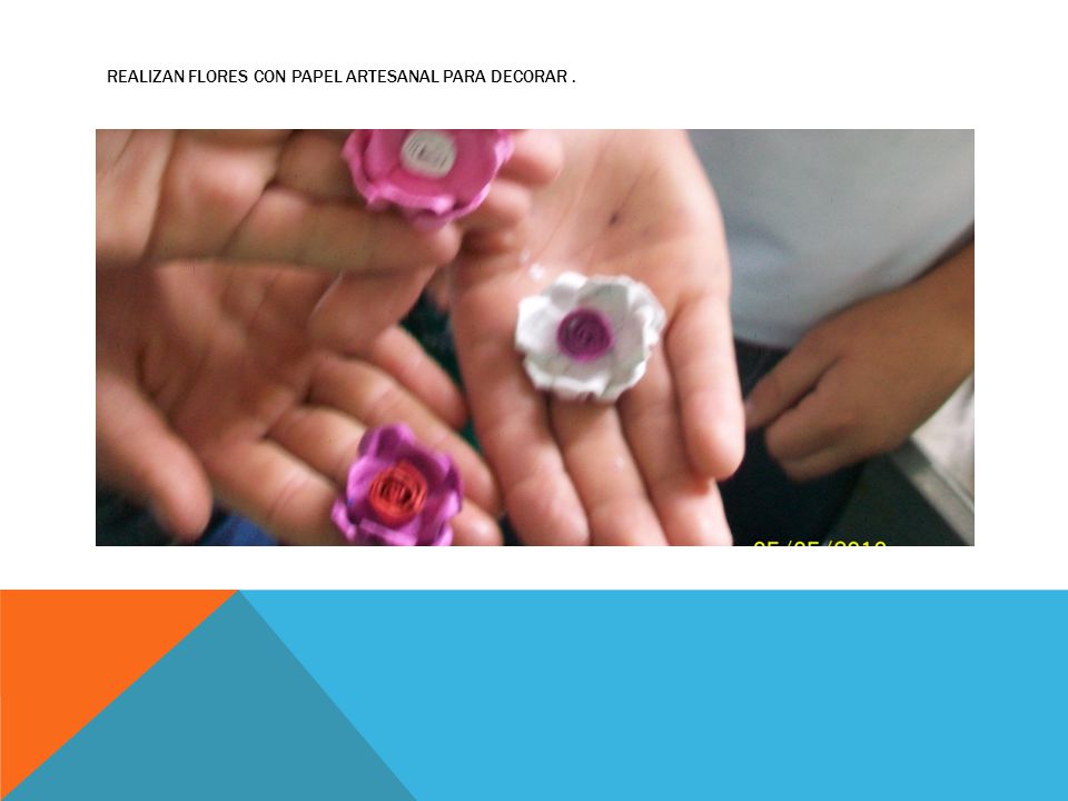 Realizan flores con papel artesanal para decorar .