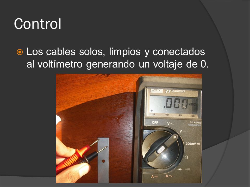 Control Los cables solos, limpios y conectados al voltímetro generando un voltaje de 0.