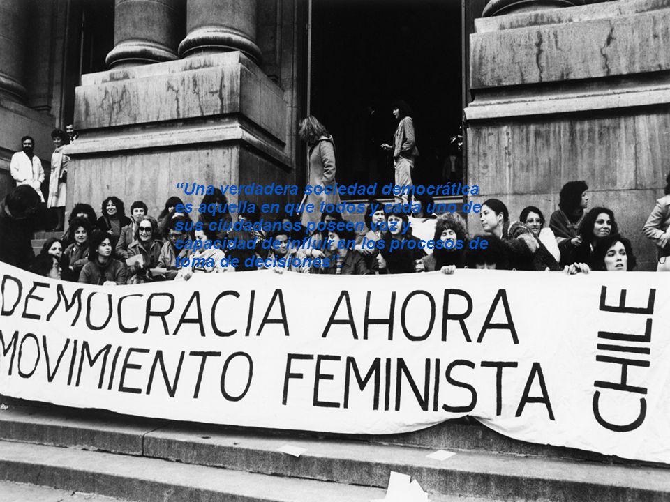 Una verdadera sociedad democrática es aquella en que todos y cada uno de sus ciudadanos poseen voz y capacidad de influir en los procesos de toma de decisiones .