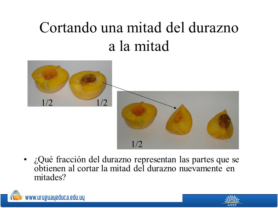 Cortando una mitad del durazno a la mitad