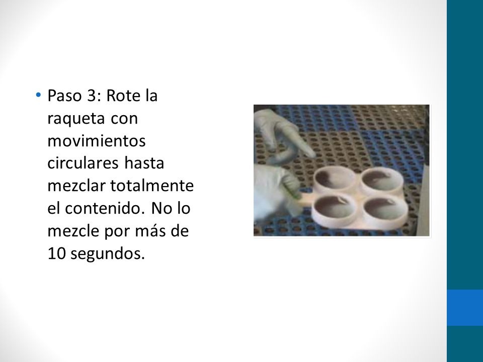 Paso 3: Rote la raqueta con movimientos circulares hasta mezclar totalmente el contenido.