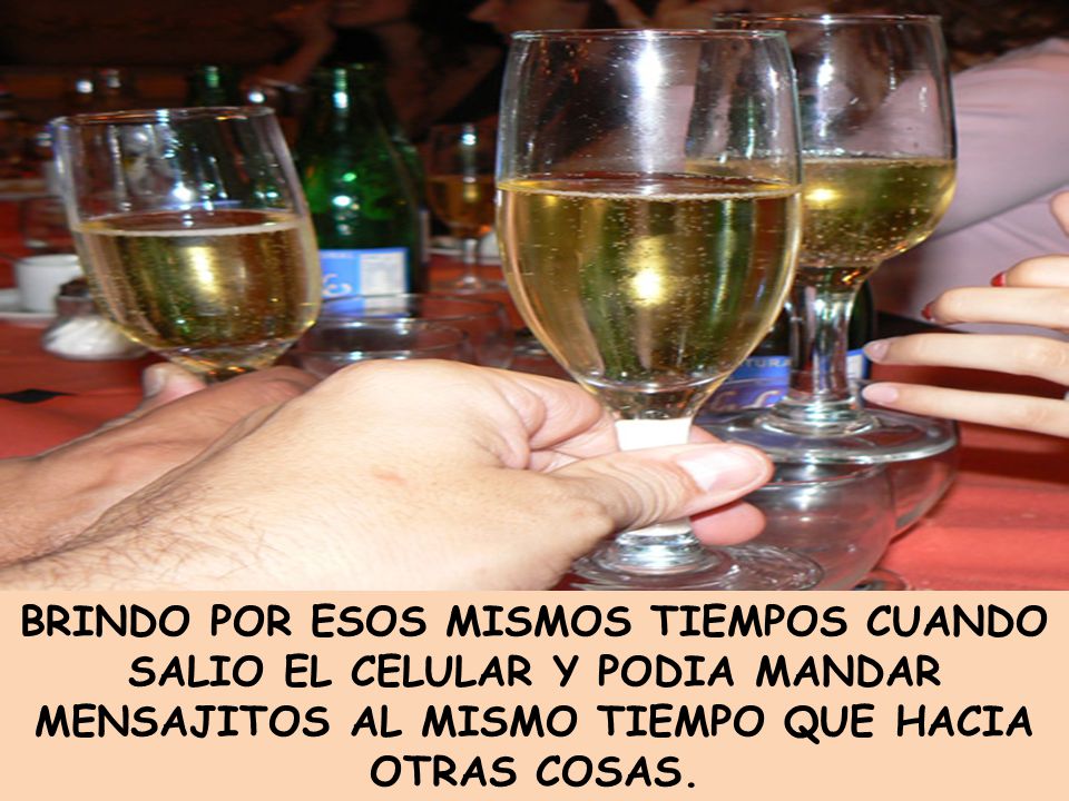 BRINDO POR ESOS MISMOS TIEMPOS CUANDO SALIO EL CELULAR Y PODIA MANDAR MENSAJITOS AL MISMO TIEMPO QUE HACIA OTRAS COSAS.