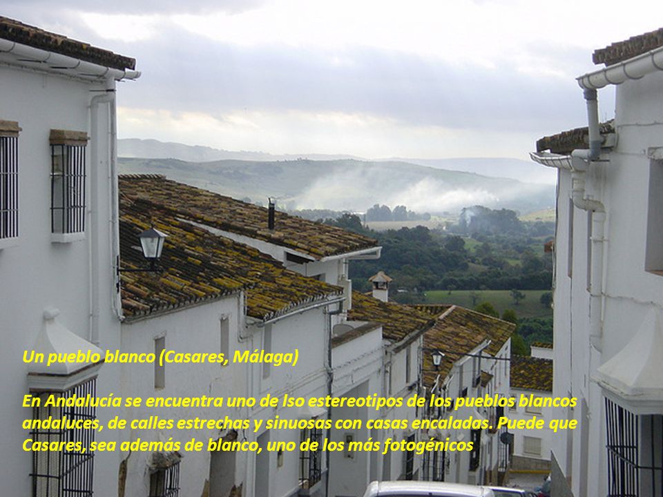 Un pueblo blanco (Casares, Málaga) En Andalucía se encuentra uno de lso estereotipos de los pueblos blancos andaluces, de calles estrechas y sinuosas con casas encaladas.