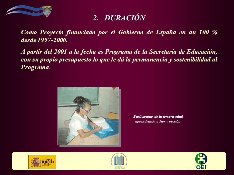 Participante de la tercera edad aprendiendo a leer y escribir