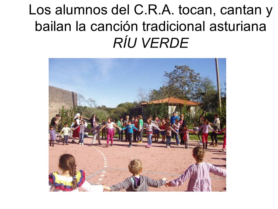Los alumnos del C.R.A. tocan, cantan y bailan la canción tradicional asturiana RÍU VERDE