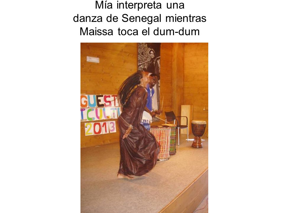 Mía interpreta una danza de Senegal mientras Maissa toca el dum-dum