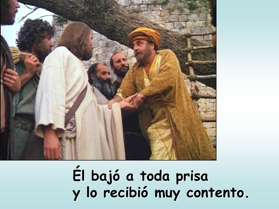 Él bajó a toda prisa y lo recibió muy contento.