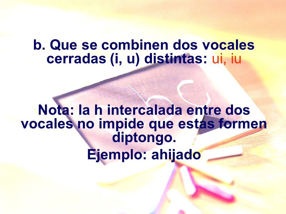 b. Que se combinen dos vocales cerradas (i, u) distintas: ui, iu