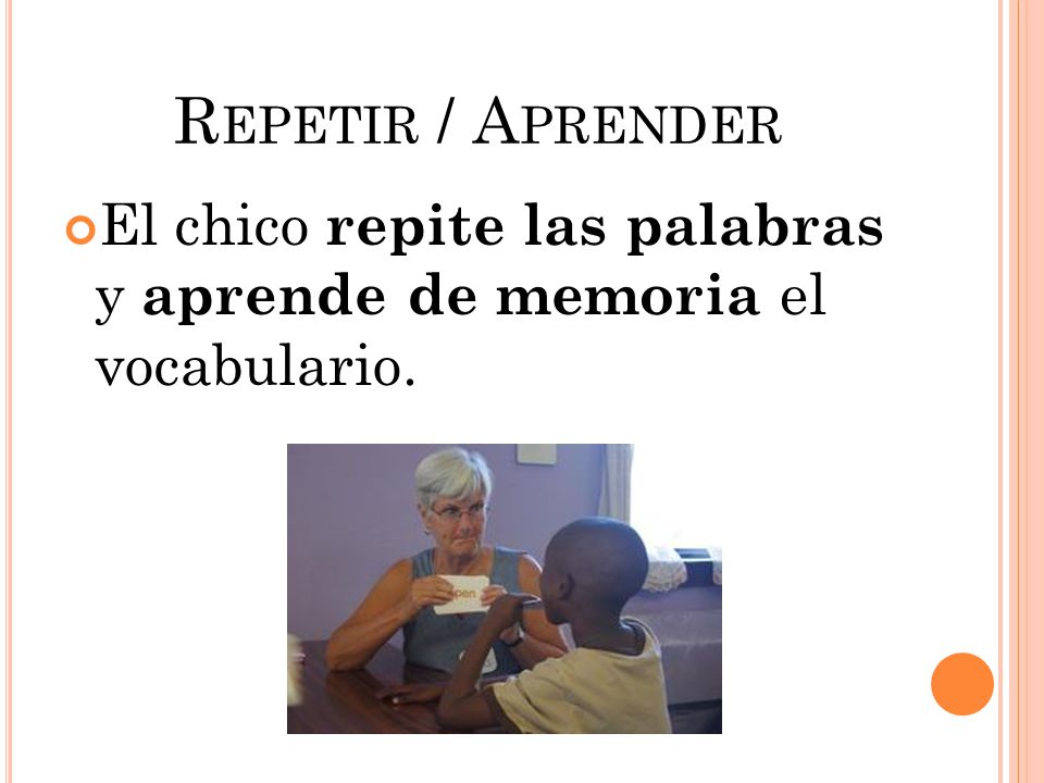 Repetir / Aprender El chico repite las palabras y aprende de memoria el vocabulario.