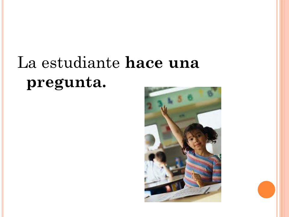 La estudiante hace una pregunta.