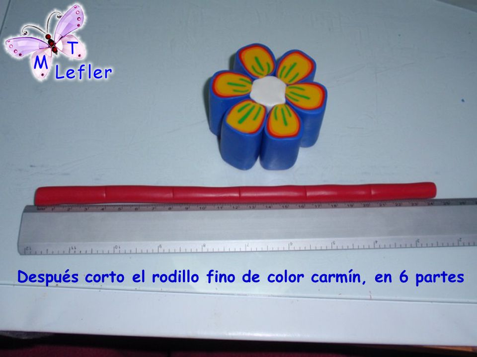 Después corto el rodillo fino de color carmín, en 6 partes