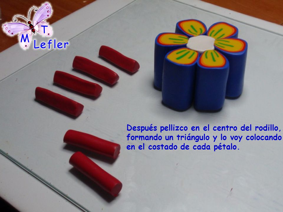 Después pellizco en el centro del rodillo, formando un triángulo y lo voy colocando