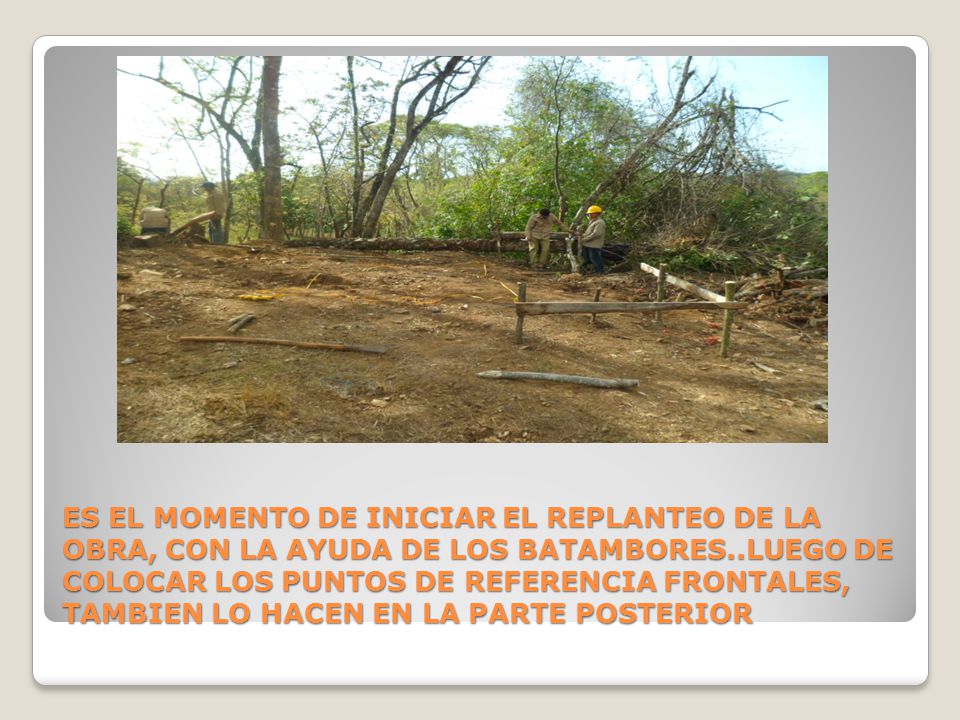 ES EL MOMENTO DE INICIAR EL REPLANTEO DE LA OBRA, CON LA AYUDA DE LOS BATAMBORES..LUEGO DE COLOCAR LOS PUNTOS DE REFERENCIA FRONTALES, TAMBIEN LO HACEN EN LA PARTE POSTERIOR