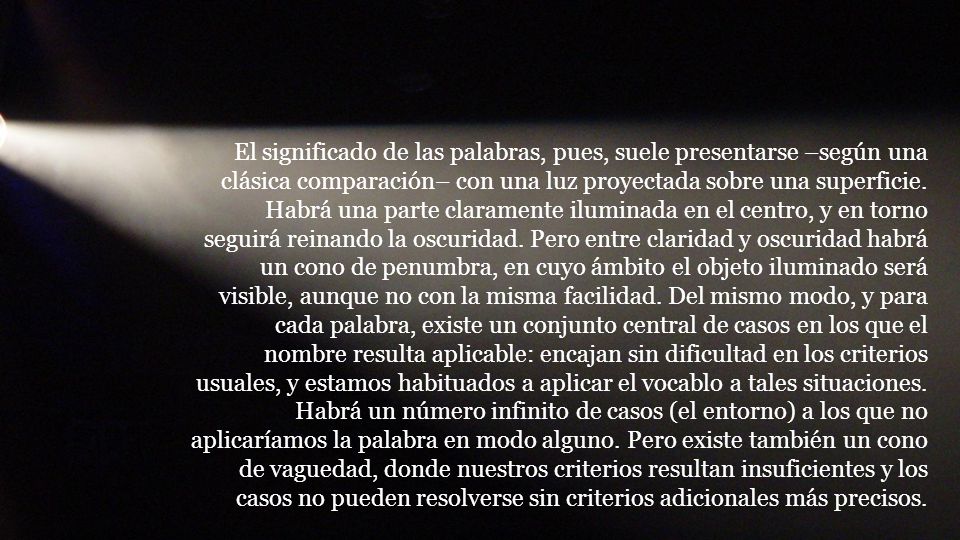 El significado de las palabras, pues, suele presentarse –según una clásica comparación– con una luz proyectada sobre una superficie.