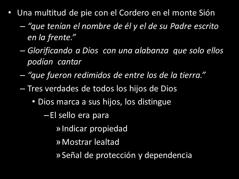 Una multitud de pie con el Cordero en el monte Sión