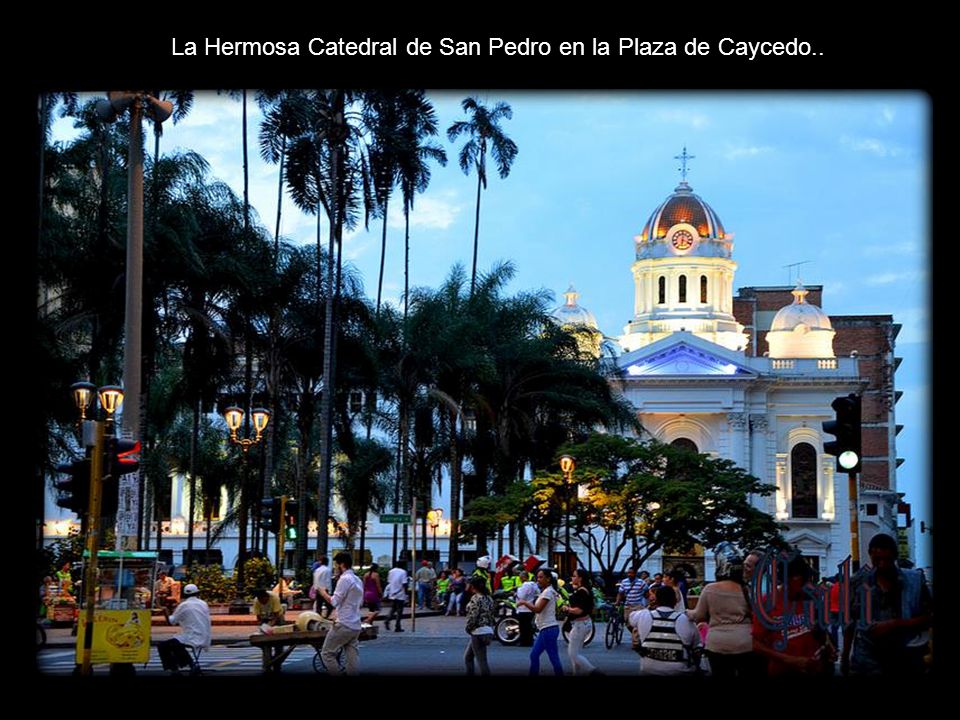 La Hermosa Catedral de San Pedro en la Plaza de Caycedo..