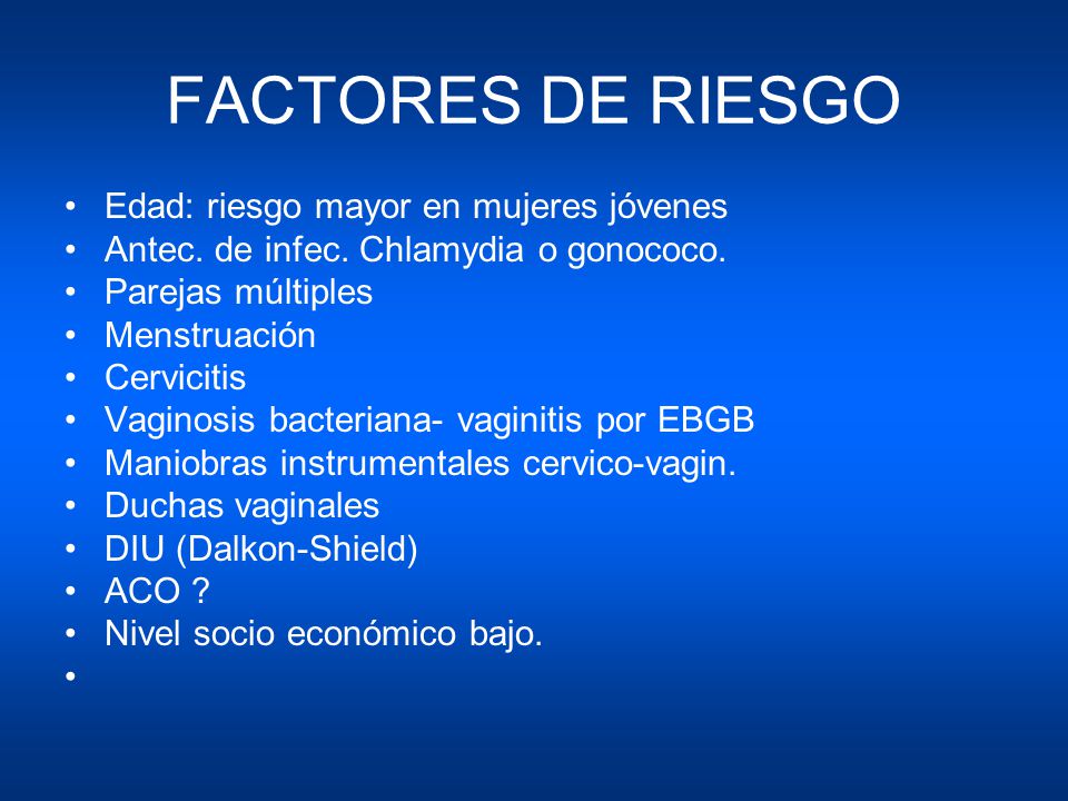 FACTORES DE RIESGO Edad: riesgo mayor en mujeres jóvenes