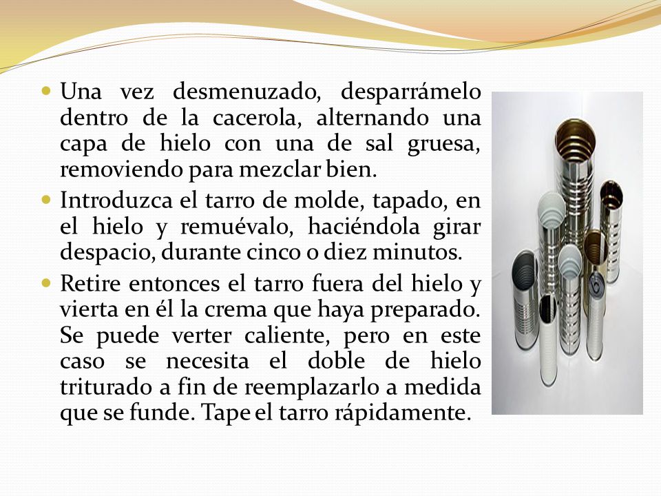Una vez desmenuzado, desparrámelo dentro de la cacerola, alternando una capa de hielo con una de sal gruesa, removiendo para mezclar bien.