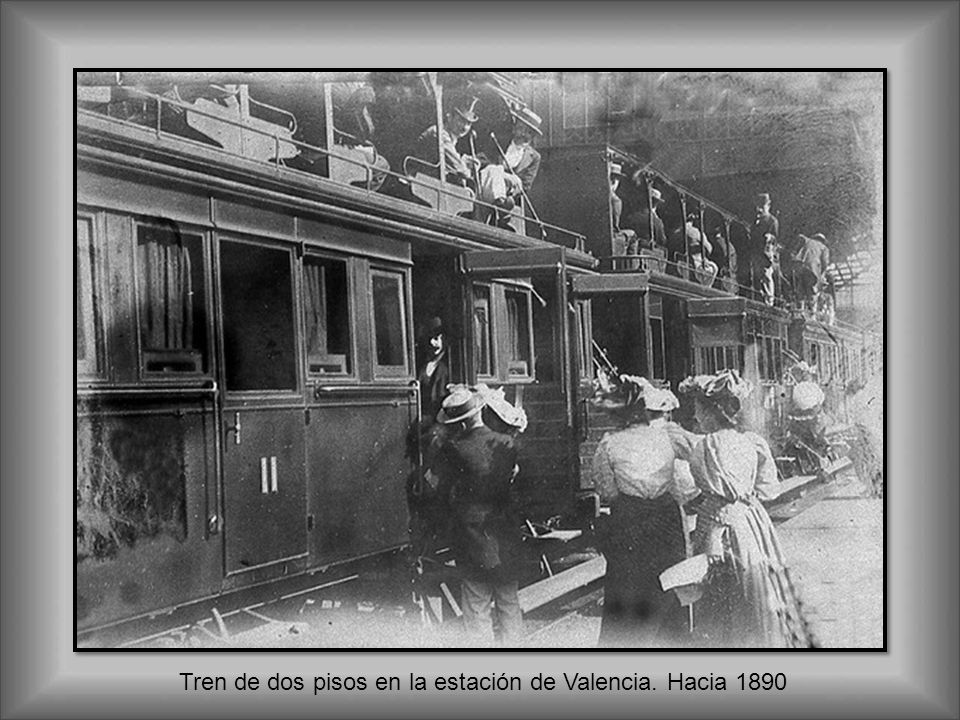 Tren de dos pisos en la estación de Valencia. Hacia 1890
