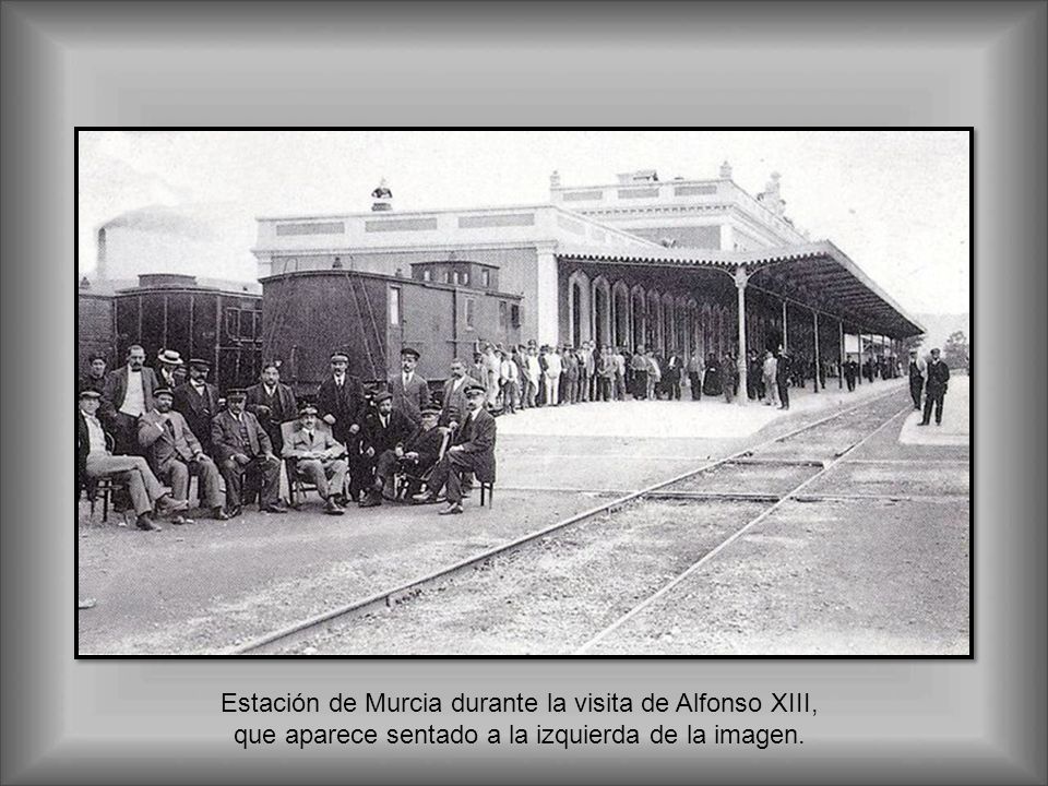 Estación de Murcia durante la visita de Alfonso XIII, que aparece sentado a la izquierda de la imagen.