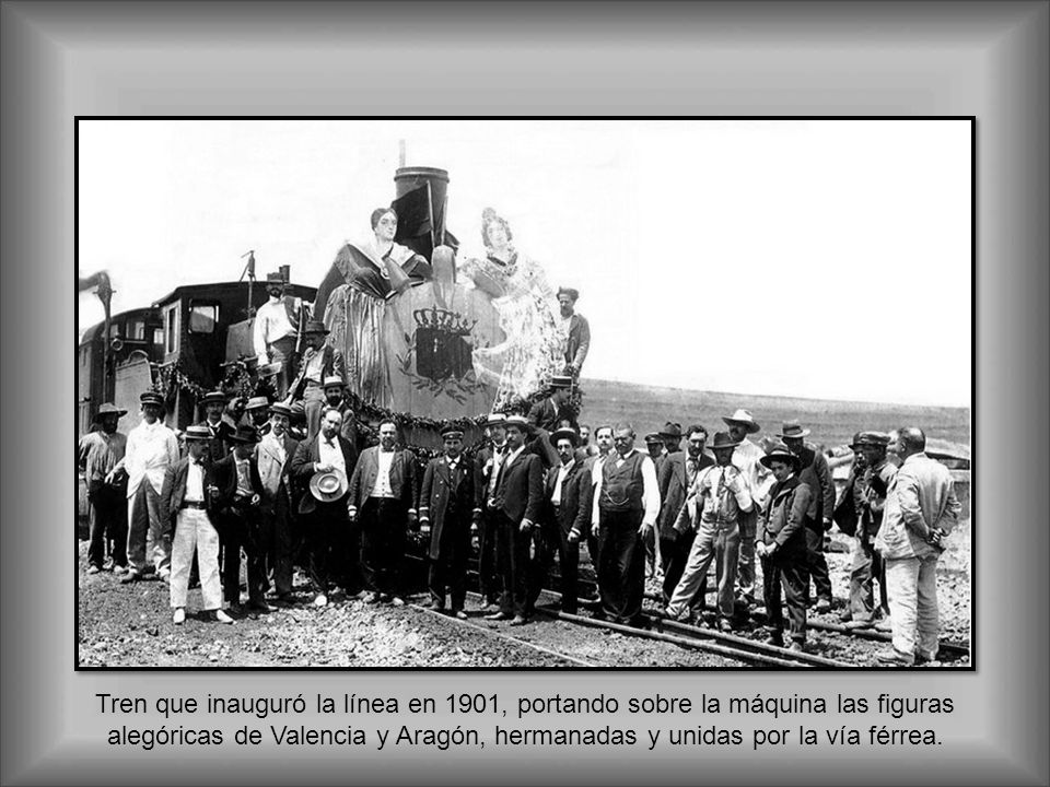 Tren que inauguró la línea en 1901, portando sobre la máquina las figuras alegóricas de Valencia y Aragón, hermanadas y unidas por la vía férrea.