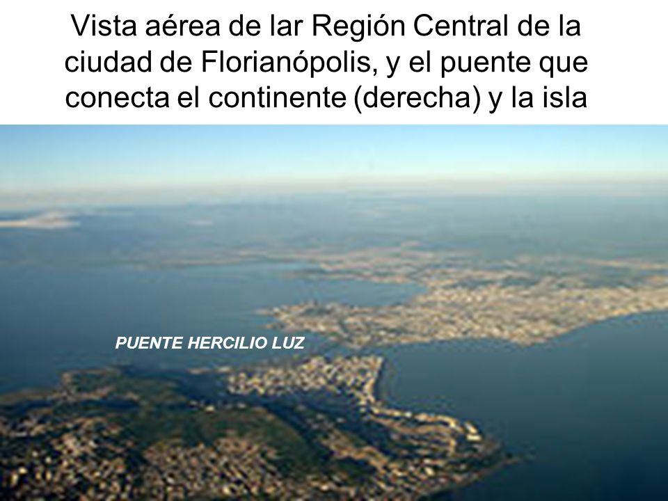 Vista aérea de lar Región Central de la ciudad de Florianópolis, y el puente que conecta el continente (derecha) y la isla (izquierda).