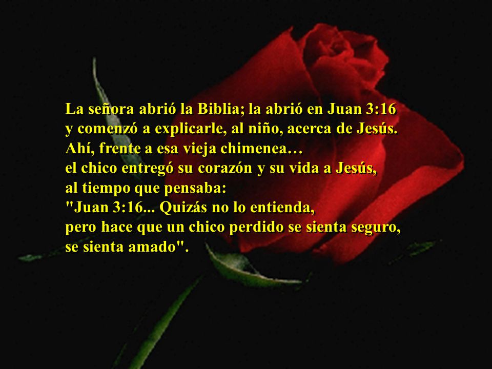 La señora abrió la Biblia; la abrió en Juan 3:16