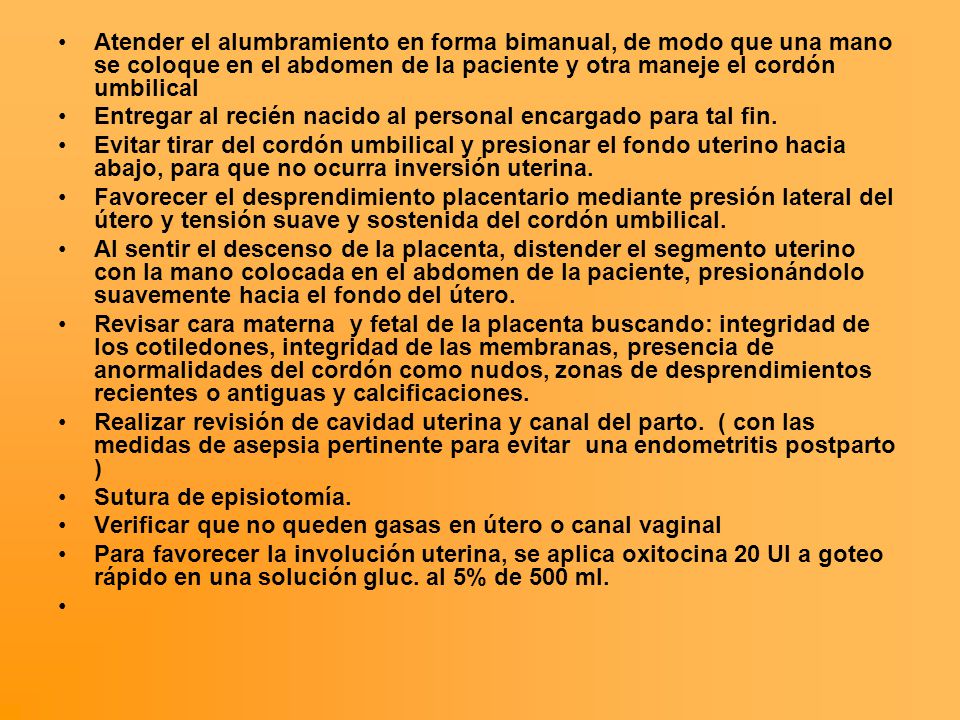 Atender el alumbramiento en forma bimanual, de modo que una mano se coloque en el abdomen de la paciente y otra maneje el cordón umbilical