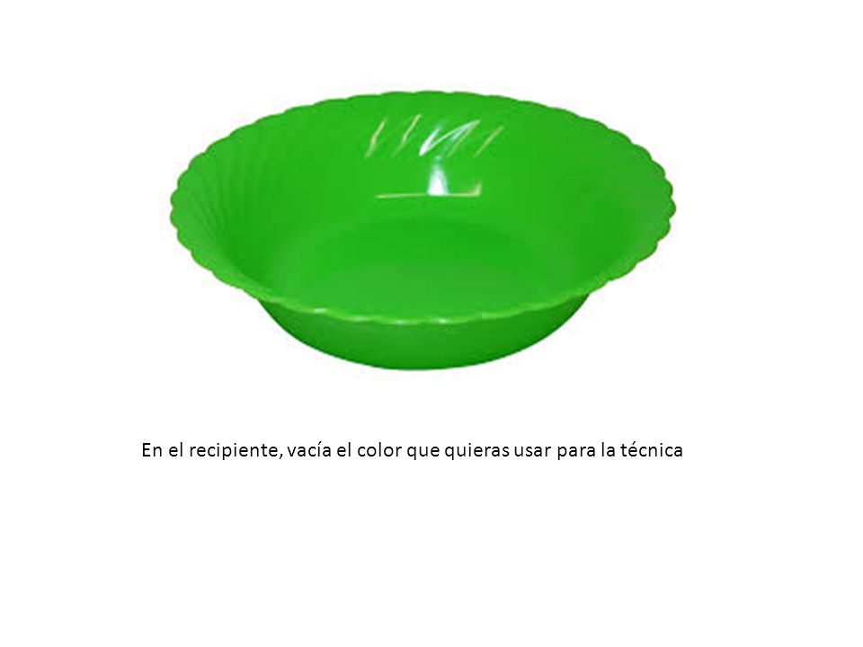 En el recipiente, vacía el color que quieras usar para la técnica