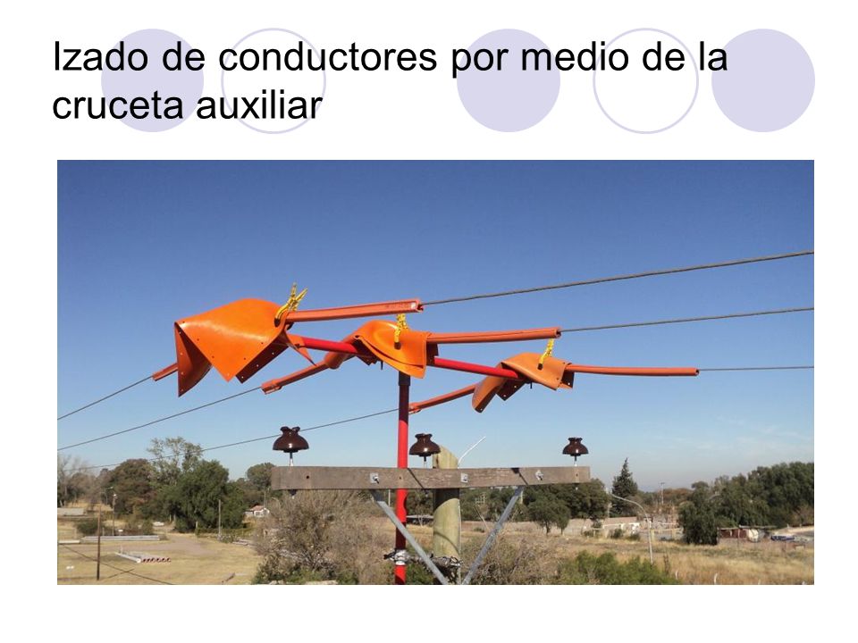 Izado de conductores por medio de la cruceta auxiliar