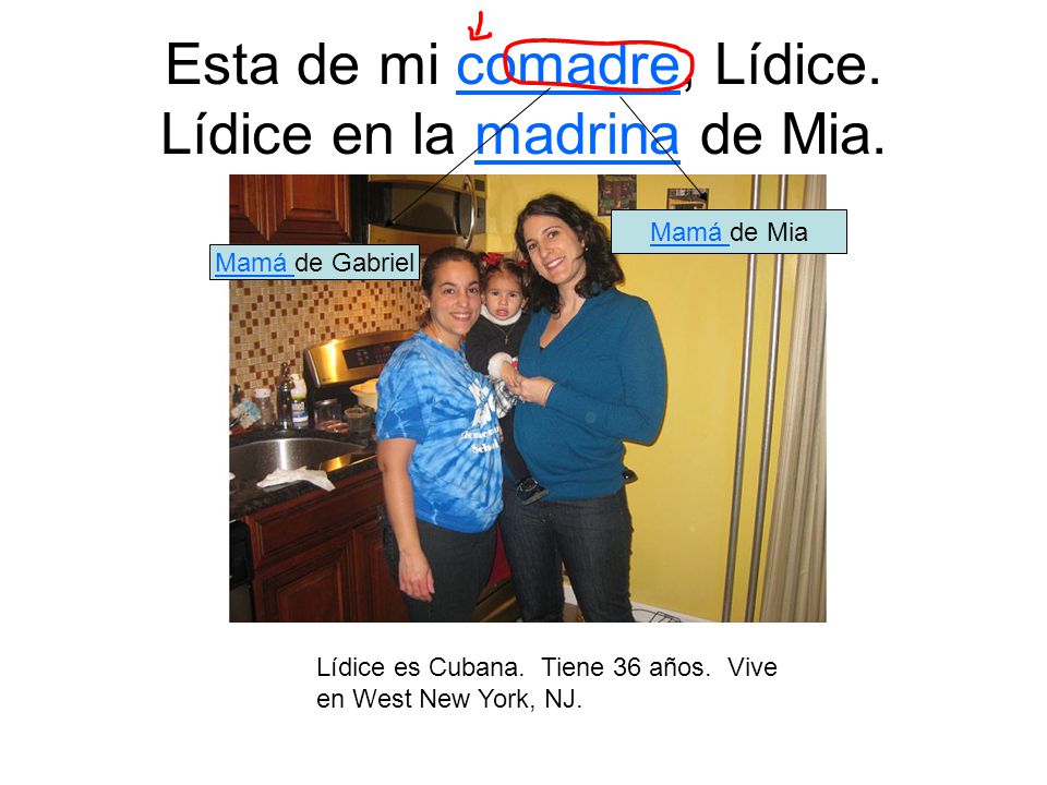 Esta de mi comadre, Lídice. Lídice en la madrina de Mia.