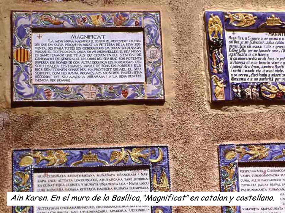 Ain Karen. En el muro de la Basílica, Magnificat en catalan y castellano.