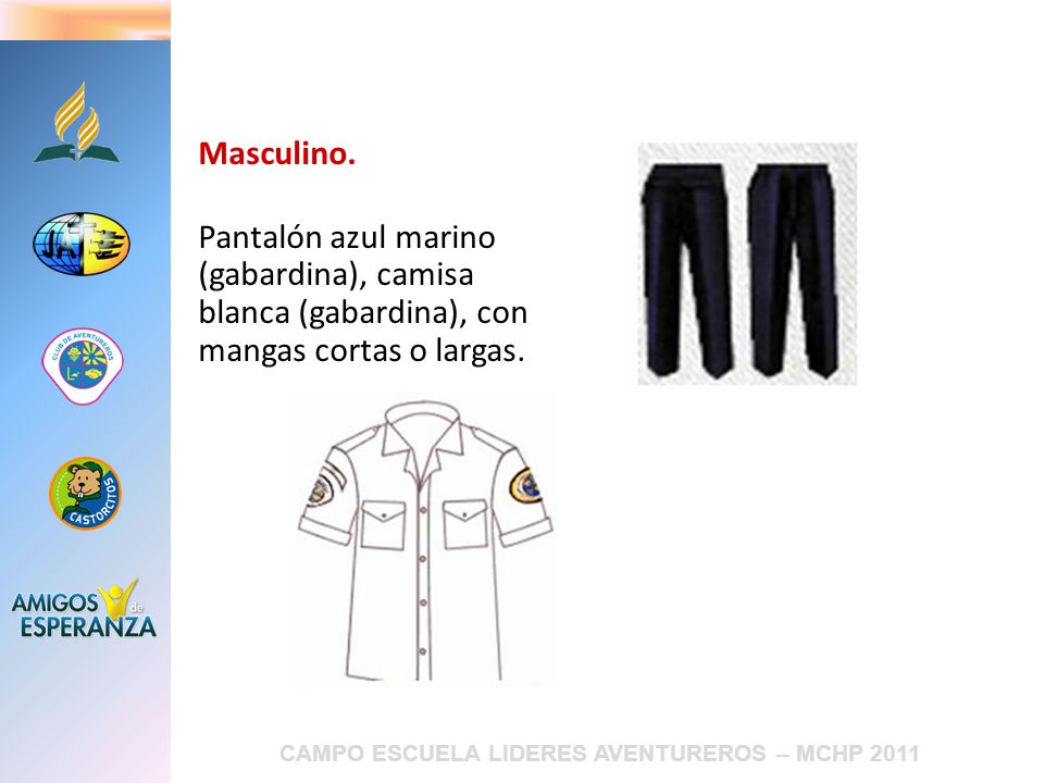 blanca (gabardina), con mangas cortas o largas.