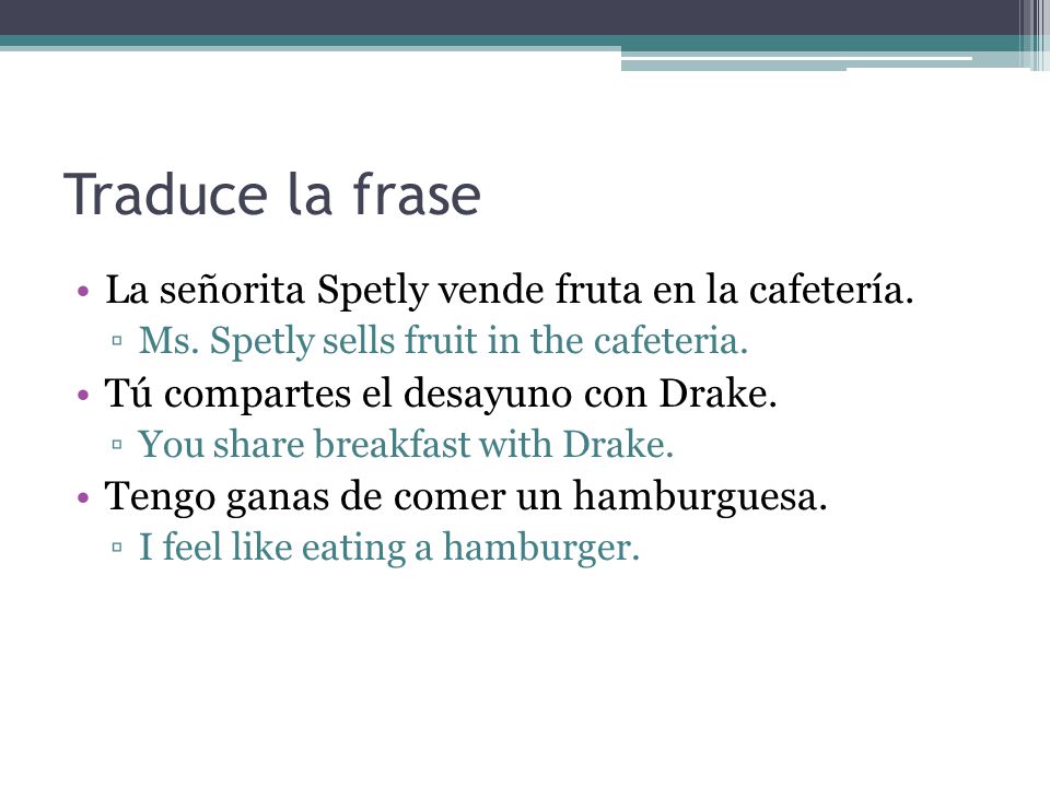 Traduce la frase La señorita Spetly vende fruta en la cafetería.