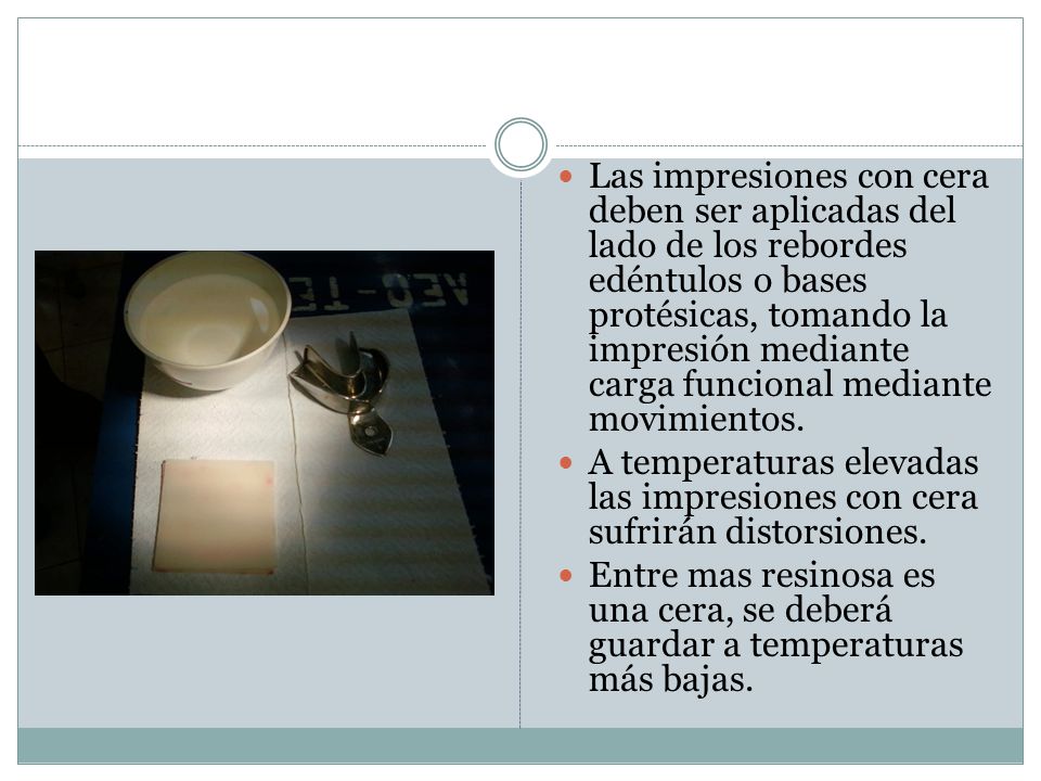 Las impresiones con cera deben ser aplicadas del lado de los rebordes edéntulos o bases protésicas, tomando la impresión mediante carga funcional mediante movimientos.