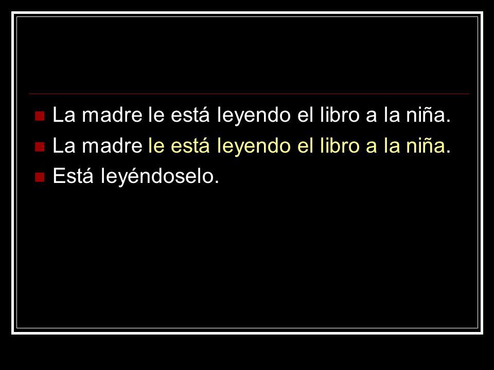La madre le está leyendo el libro a la niña.