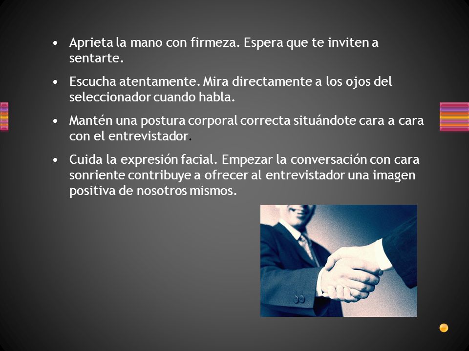 Aprieta la mano con firmeza. Espera que te inviten a sentarte.