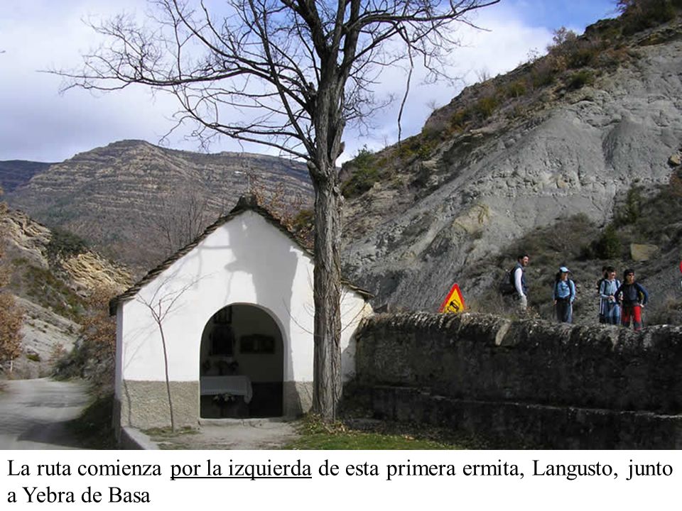 La ruta comienza por la izquierda de esta primera ermita, Langusto, junto a Yebra de Basa