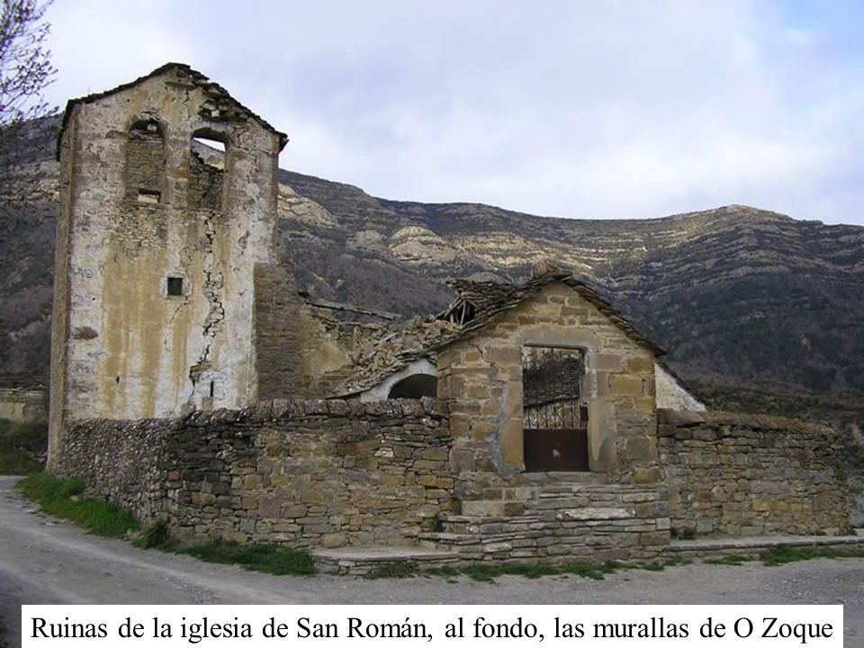 Ruinas de la iglesia de San Román, al fondo, las murallas de O Zoque