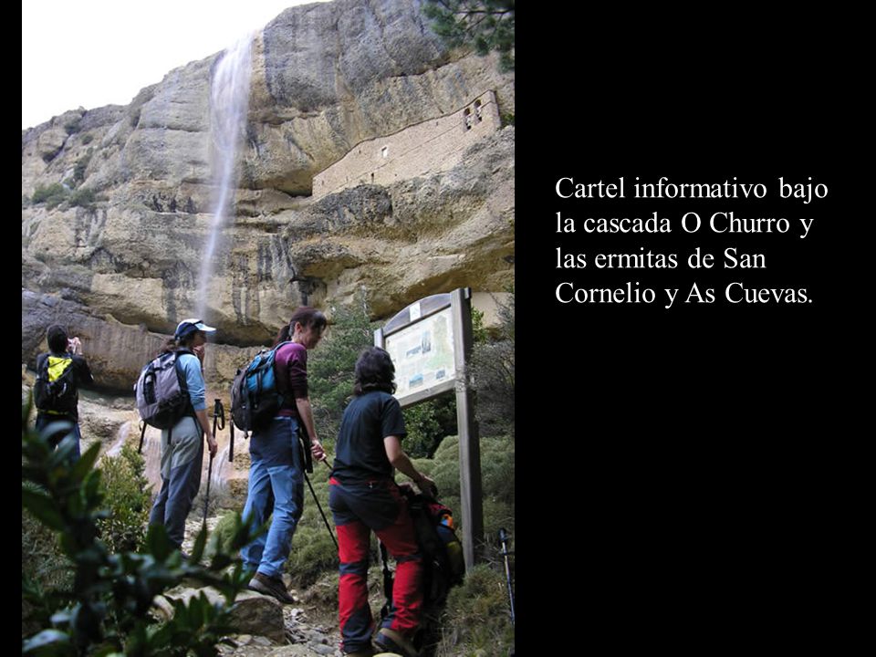 Cartel informativo bajo la cascada O Churro y las ermitas de San Cornelio y As Cuevas.