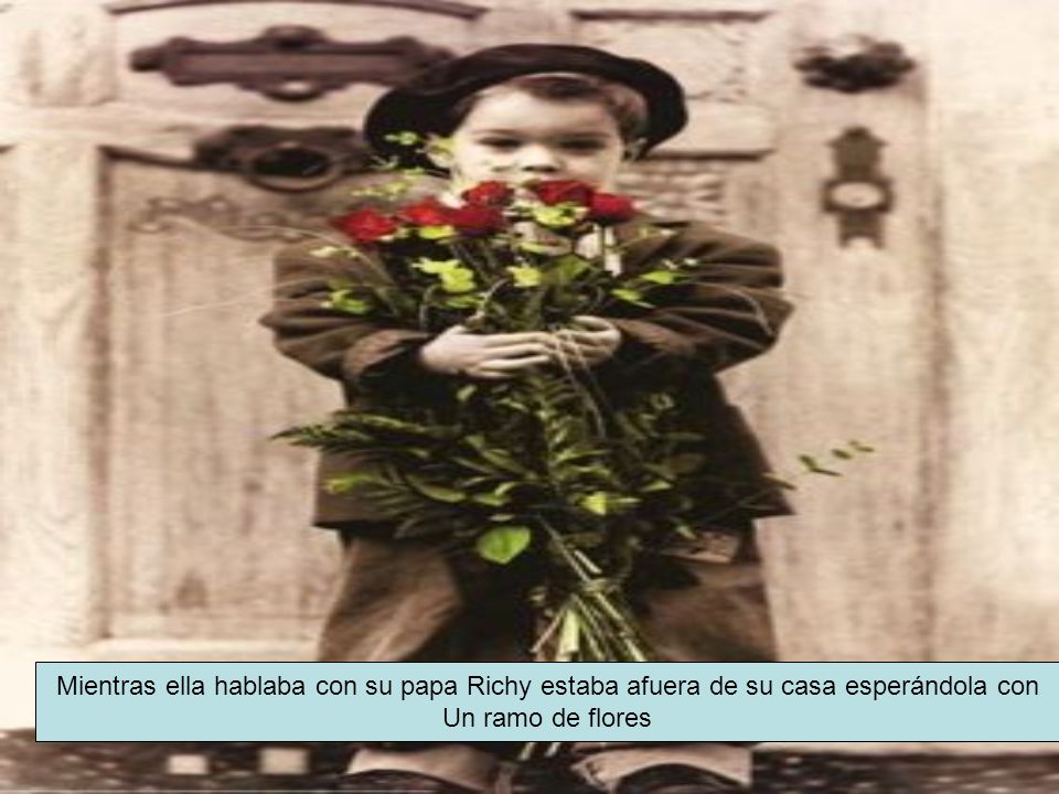 Mientras ella hablaba con su papa Richy estaba afuera de su casa esperándola con
