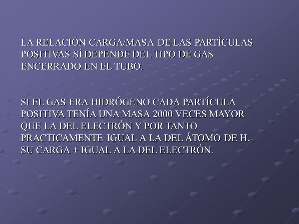 LA RELACIÓN CARGA/MASA DE LAS PARTÍCULAS POSITIVAS SÍ DEPENDE DEL TIPO DE GAS ENCERRADO EN EL TUBO.